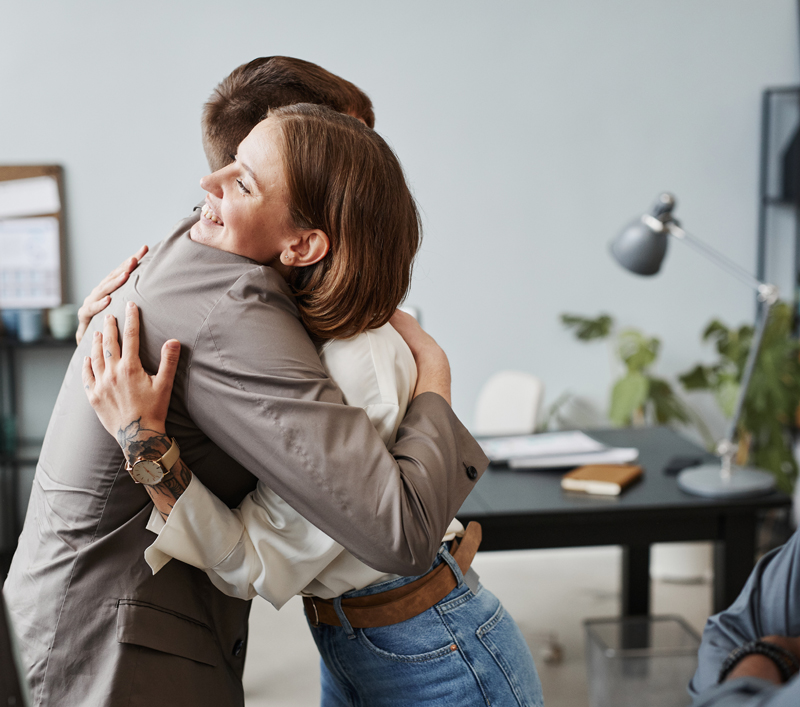 Fotografía de unas personas abrazándose