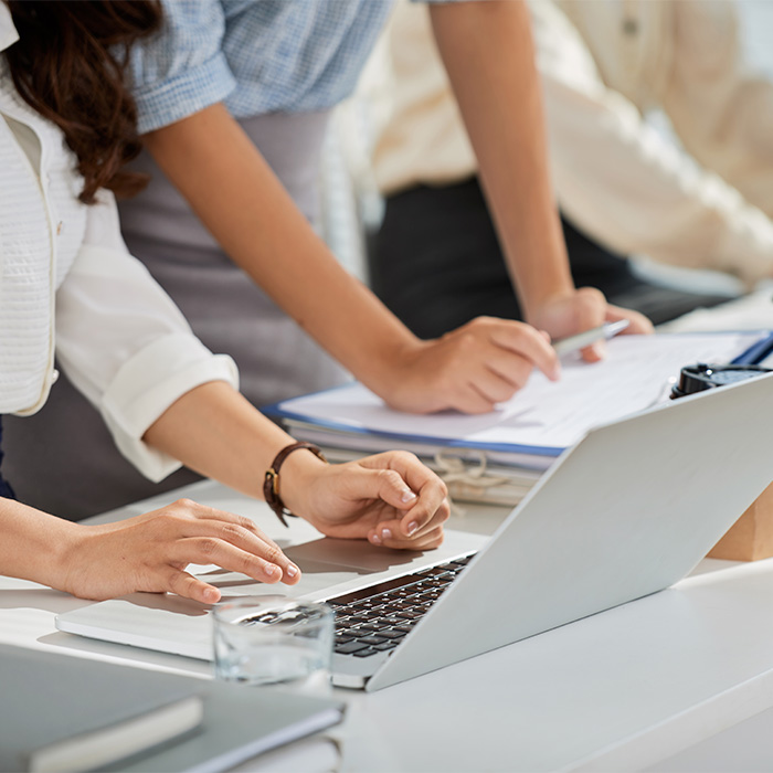 Personas reunidas observando un ordenador