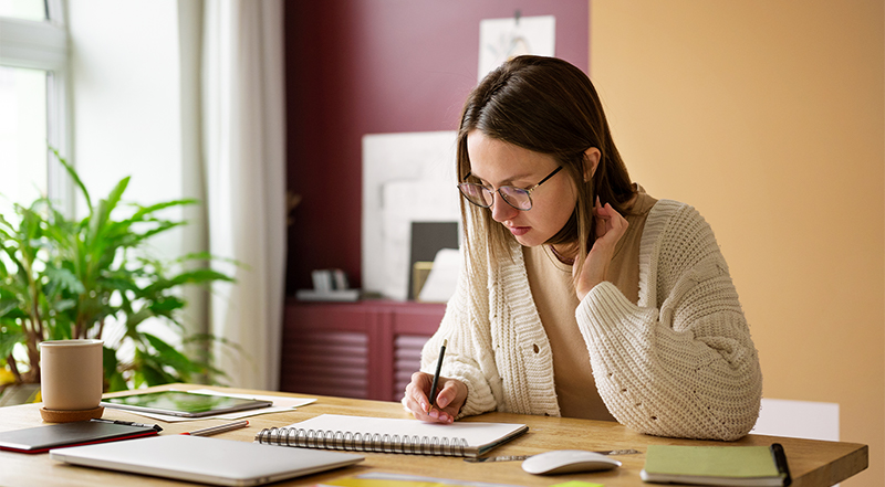 Autónoma trabajando en su proyecto