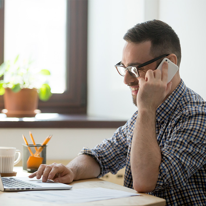 Fotografía de persona trabajadora hablando por teléfono