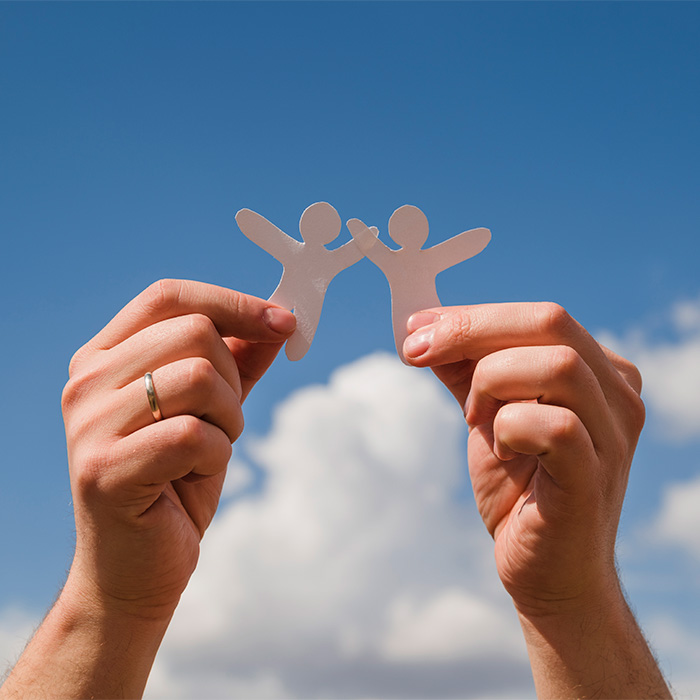 Personas dadas de la mano en un recorte de papel