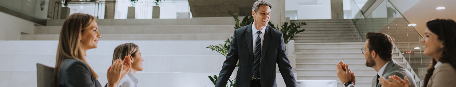 Personas teniendo una reunión