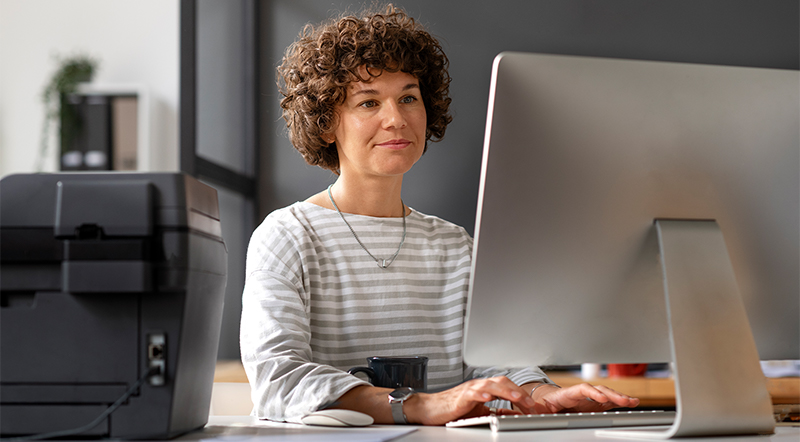 Autónoma trabajando en su proyecto