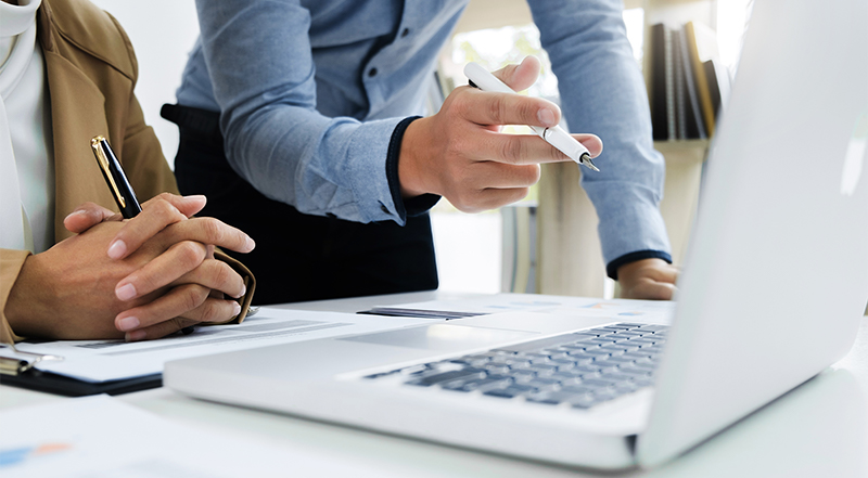 Personas hablando frente a la pantalla del ordenador