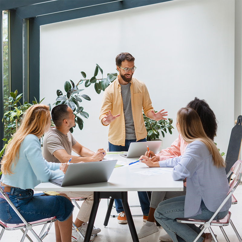 Equipo de profesionales comentando un proyecto