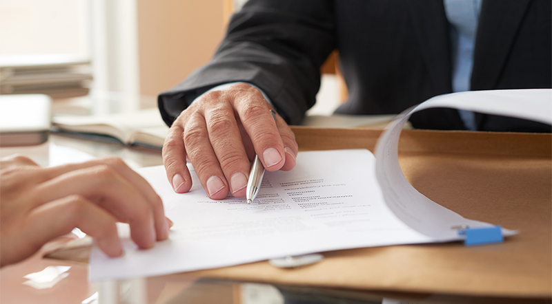 Personas revisando un contrato