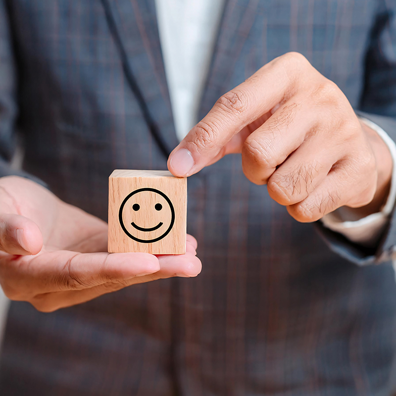 Hombre feliz con un traje elegante