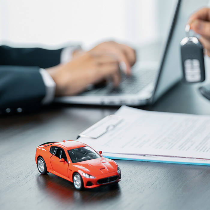 Personas conversando en un concesionario